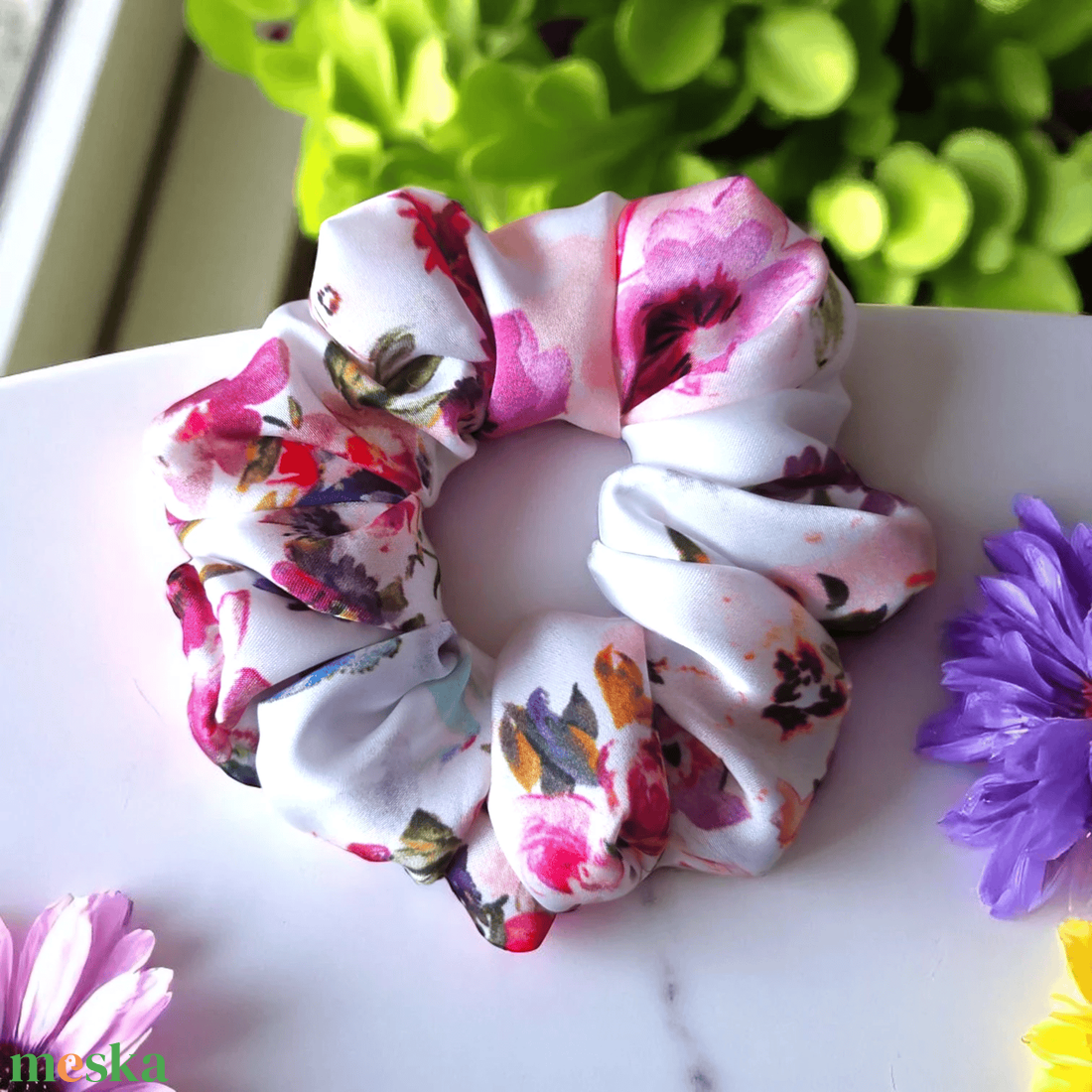 Tavaszi virágcsokor szatén scrunchie / scrunchy hajgumi - ruha & divat - hajdísz & hajcsat - hajgumi - Meska.hu