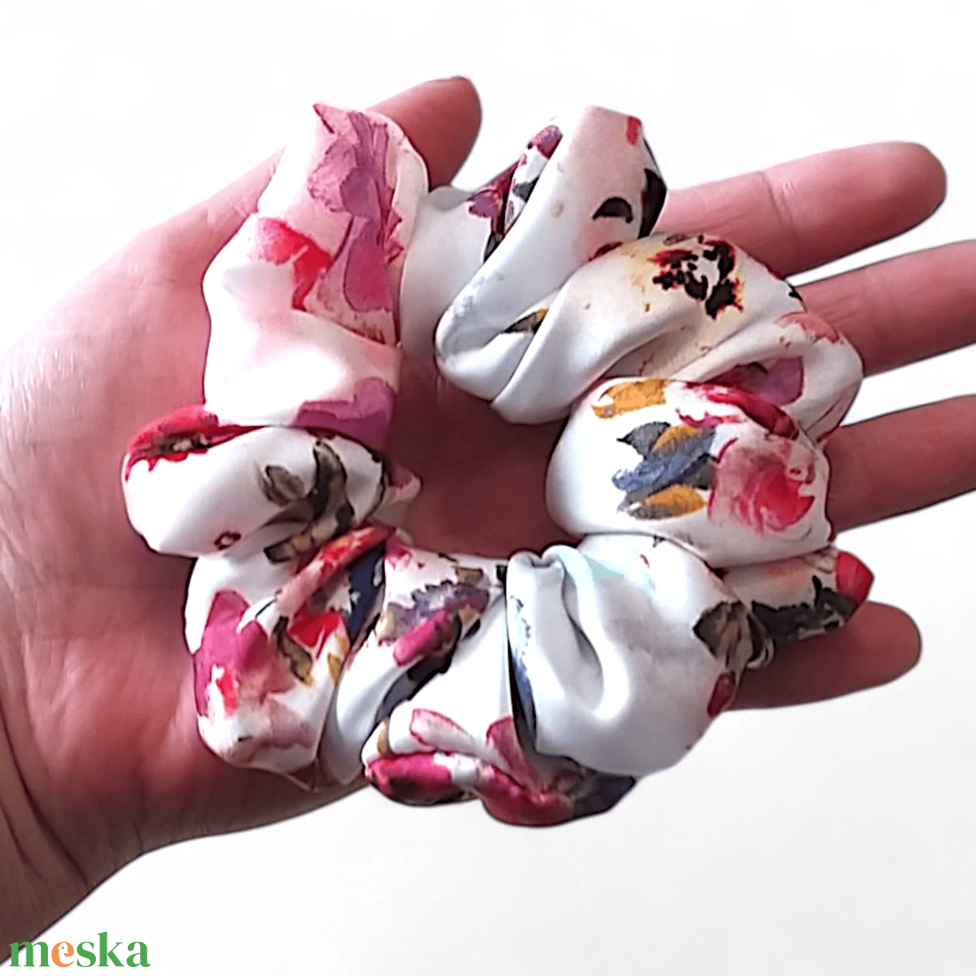 Tavaszi virágcsokor szatén scrunchie / scrunchy hajgumi - ruha & divat - hajdísz & hajcsat - hajgumi - Meska.hu