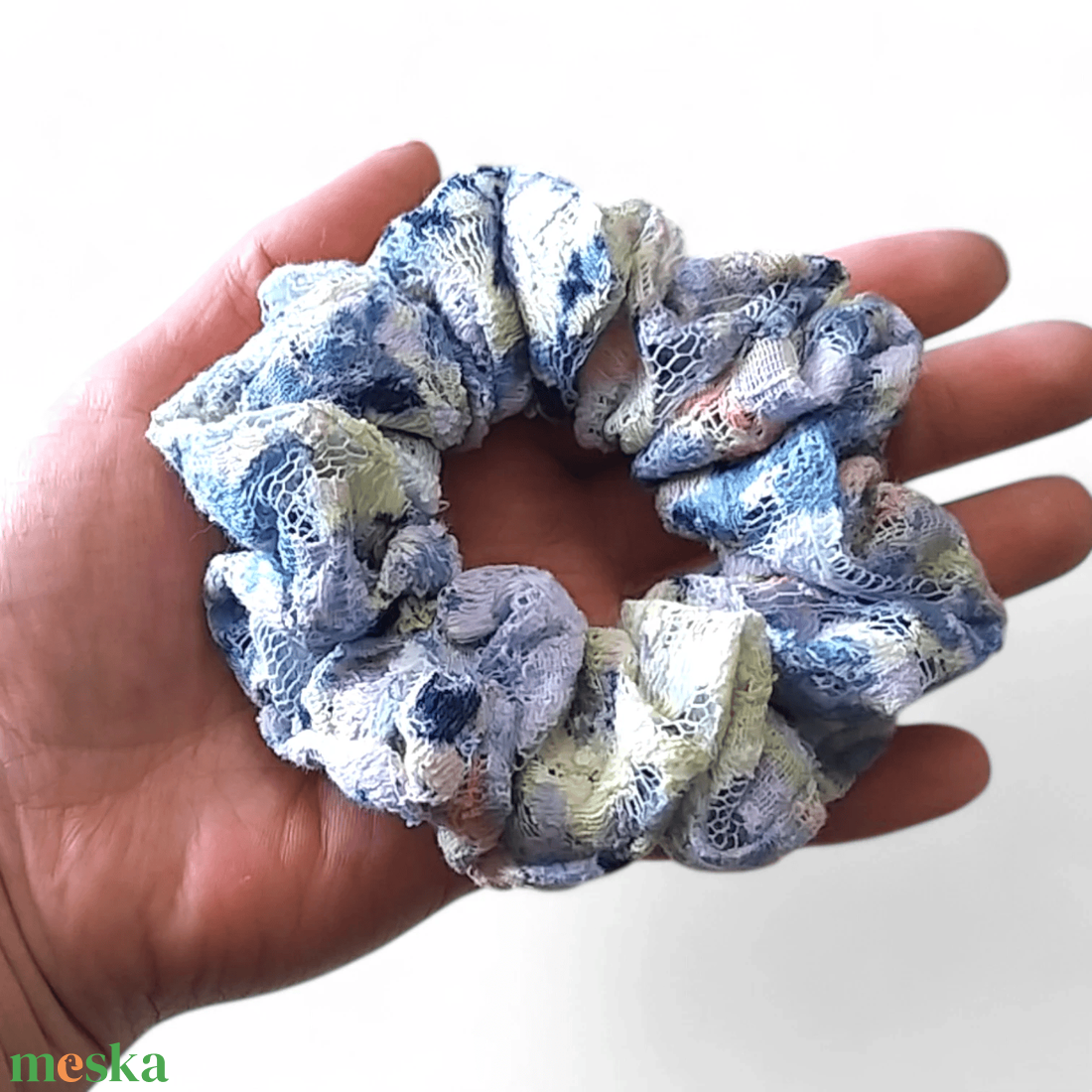Kék alapon színes csipke scrunchie / scrunchy hajgumi - ruha & divat - hajdísz & hajcsat - hajgumi - Meska.hu Kék alapon színes csipke scrunchie / scrunchy hajgumi - ruha & divat - hajdísz & hajcsat - hajgumi - Meska.hu