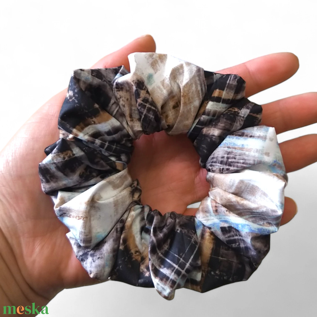 Elegáns barna-fekete mintás szatén scrunchie / scrunchy hajgumi - ruha & divat - hajdísz & hajcsat - hajgumi - Meska.hu Elegáns barna-fekete mintás szatén scrunchie / scrunchy hajgumi - ruha & divat - hajdísz & hajcsat - hajgumi - Meska.hu