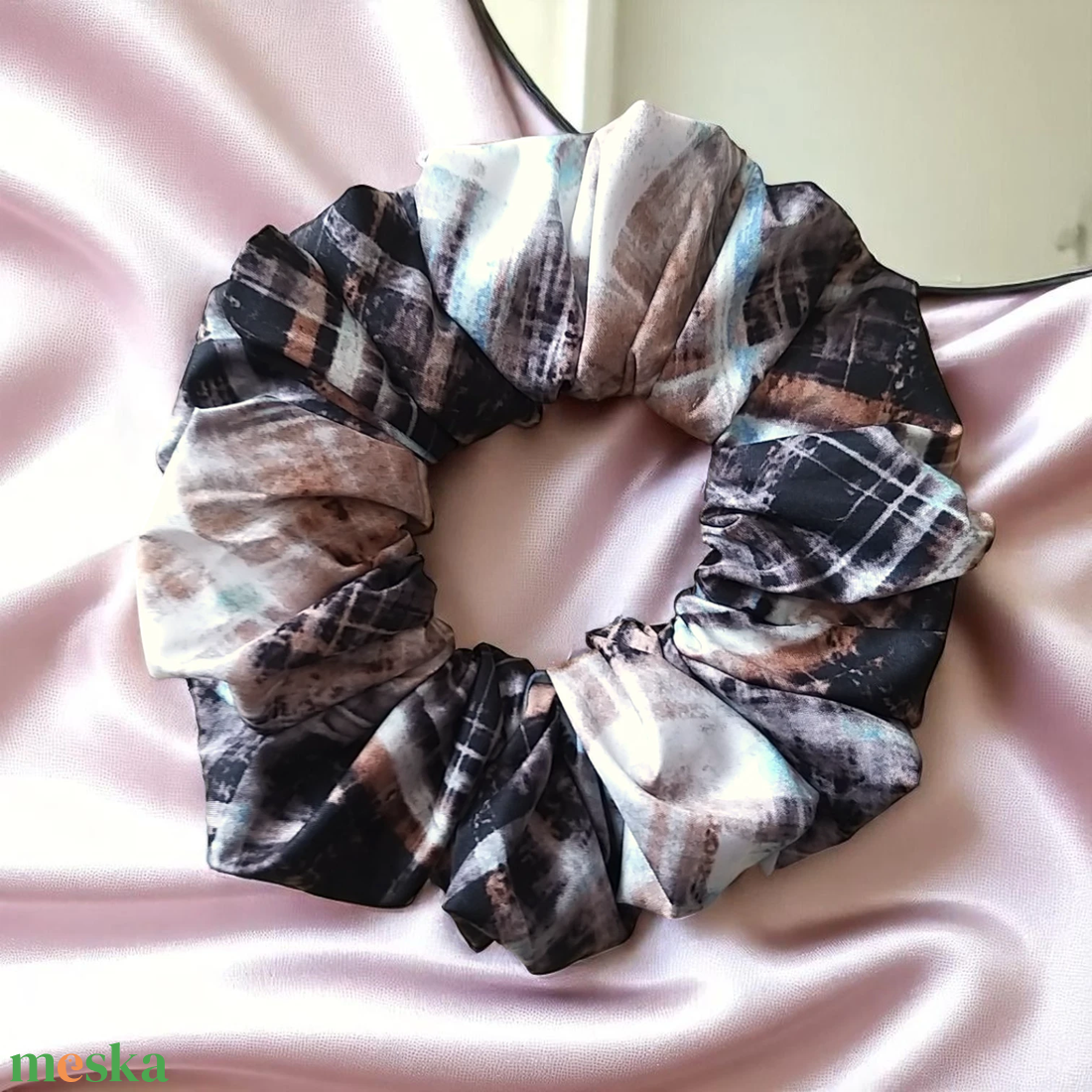 Elegáns barna-fekete mintás szatén scrunchie / scrunchy hajgumi - ruha & divat - hajdísz & hajcsat - hajgumi - Meska.hu Elegáns barna-fekete mintás szatén scrunchie / scrunchy hajgumi - ruha & divat - hajdísz & hajcsat - hajgumi - Meska.hu