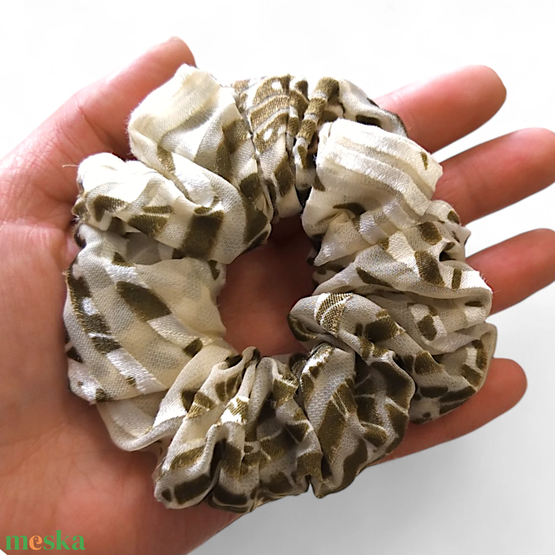 Csíkos barnás scrunchie / scrunchy hajgumi - ruha & divat - hajdísz & hajcsat - hajgumi - Meska.hu