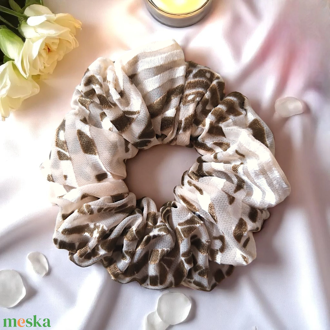 Csíkos barnás scrunchie / scrunchy hajgumi - ruha & divat - hajdísz & hajcsat - hajgumi - Meska.hu