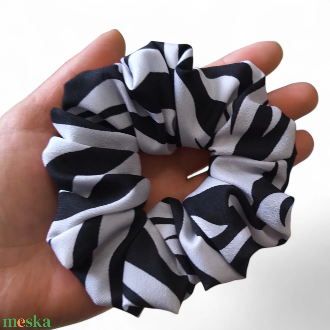 Zebra mintás scrunchie / scrunchy hajgumi - ruha & divat - hajdísz & hajcsat - hajgumi - Meska.hu