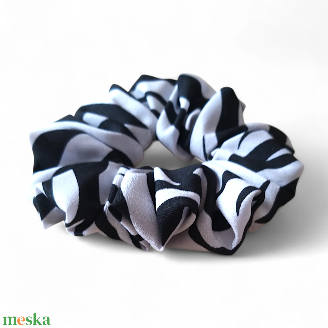 Zebra mintás scrunchie / scrunchy hajgumi - ruha & divat - hajdísz & hajcsat - hajgumi - Meska.hu