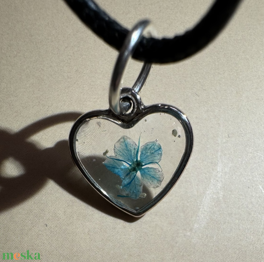 Lebegő kék virág - nyaklánc  - ékszer - nyaklánc - medálos nyaklánc - Meska.hu