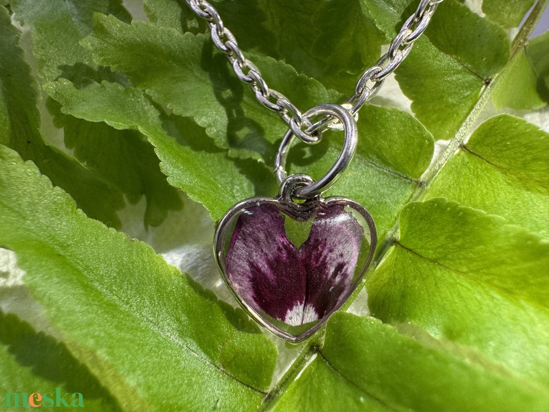 Kicsi szegfű - nyaklánc  - ékszer - nyaklánc - medálos nyaklánc - Meska.hu