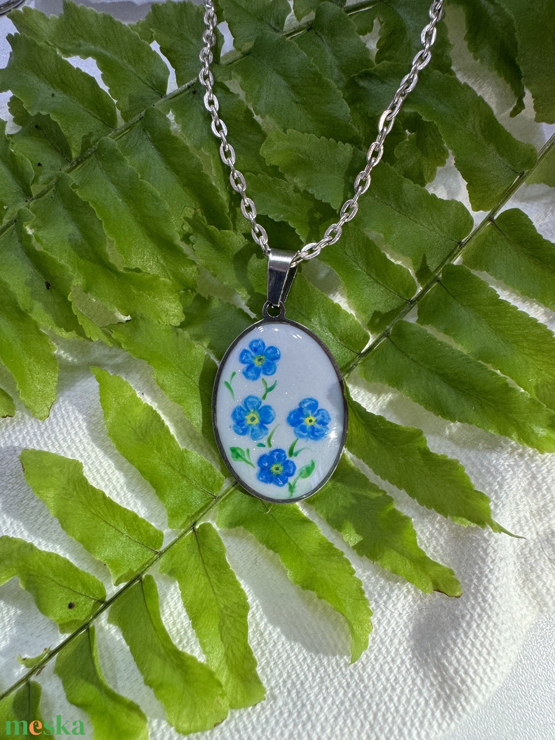 Egyedi, kézzel festett nefelejcs medál nyakláncon - ékszer - nyaklánc - medálos nyaklánc - Meska.hu