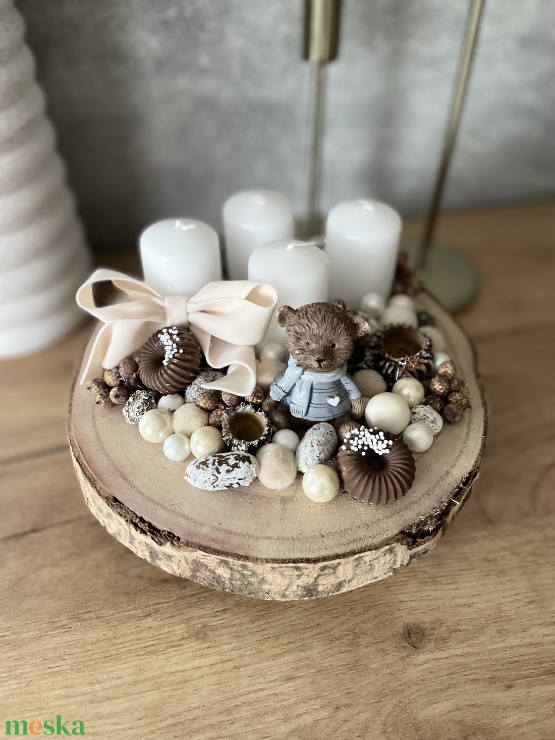 Macis adventi koszorú lábakon álló fa szeleten - karácsony - adventi díszek - adventi koszorú - Meska.hu