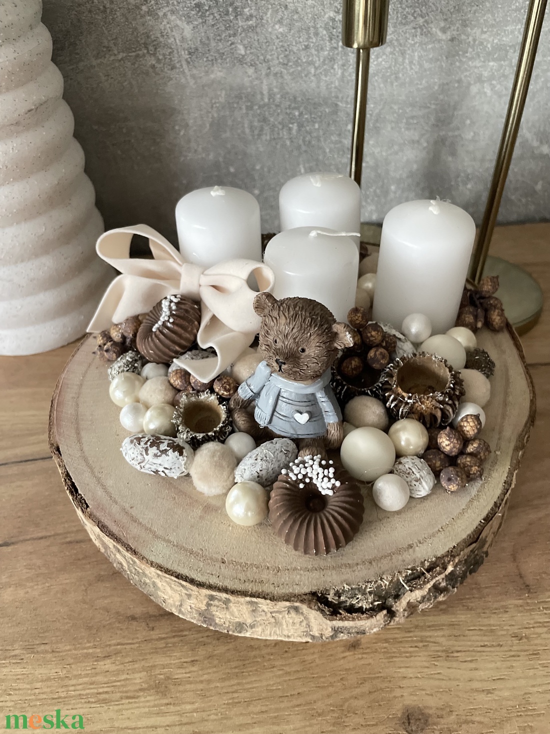 Macis adventi koszorú lábakon álló fa szeleten - karácsony - adventi díszek - adventi koszorú - Meska.hu