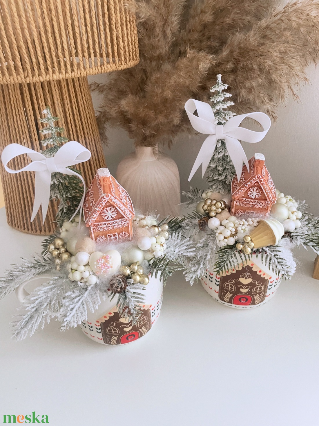 Mézeskalács házikós asztaldísz kerámia bögrében - karácsony - adventi díszek - adventi asztaldísz - Meska.hu