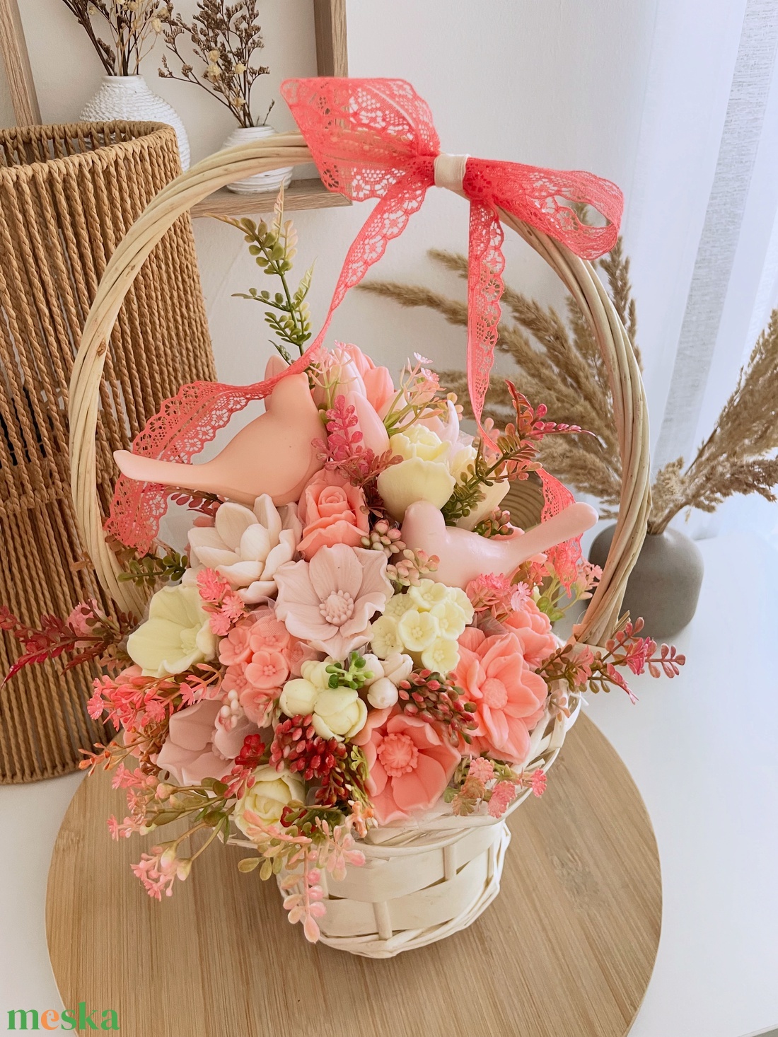 Tavaszi kosárkás asztaldísz szappanvirágokkal - otthon & életmód - dekoráció - asztal és polc dekoráció - asztaldísz - Meska.hu