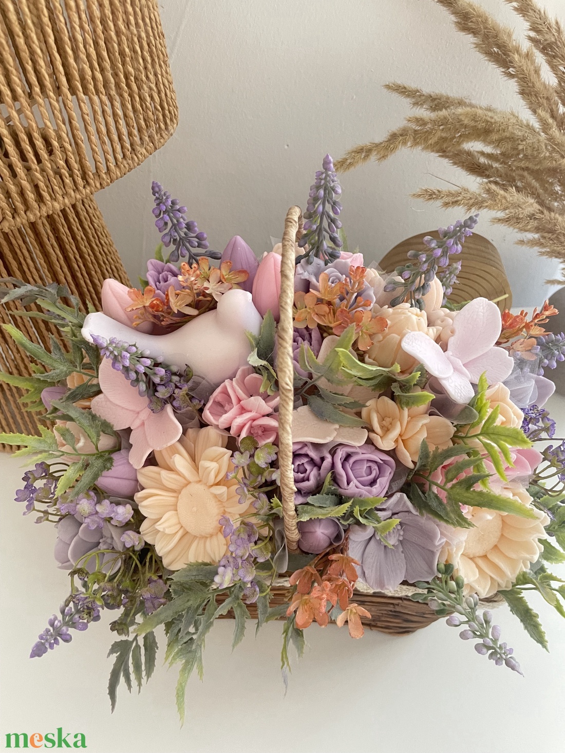 Tavaszi kosárkás asztaldísz szappanvirágokkal - otthon & életmód - dekoráció - asztal és polc dekoráció - asztaldísz - Meska.hu