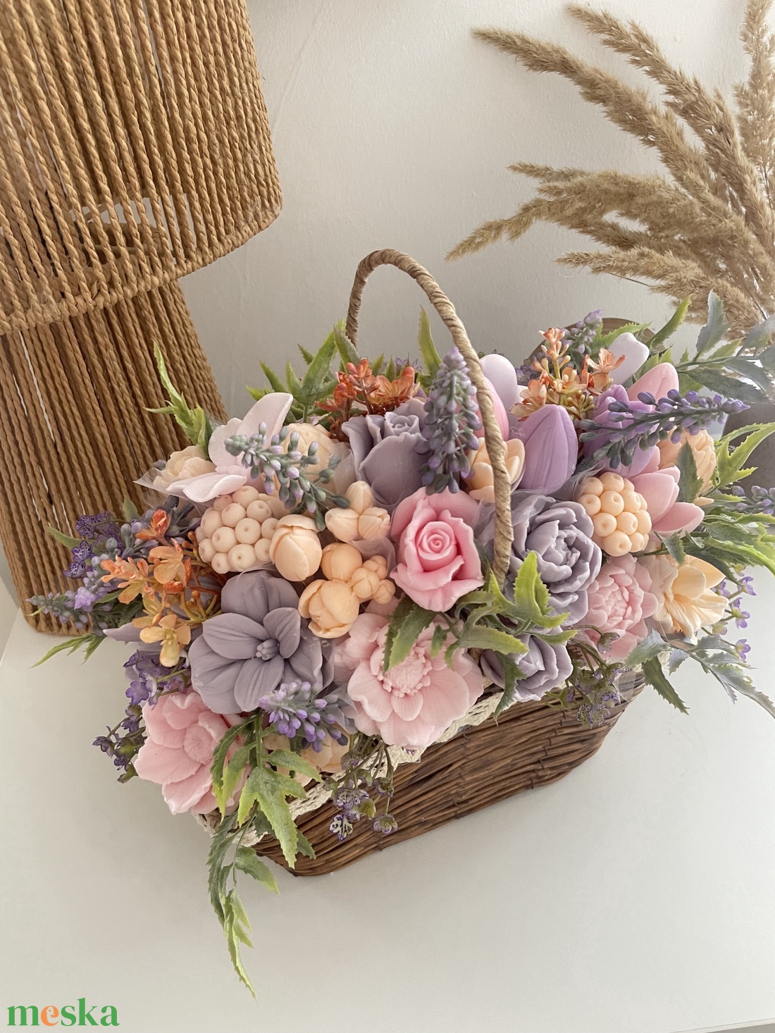 Tavaszi kosárkás asztaldísz szappanvirágokkal - otthon & életmód - dekoráció - asztal és polc dekoráció - asztaldísz - Meska.hu