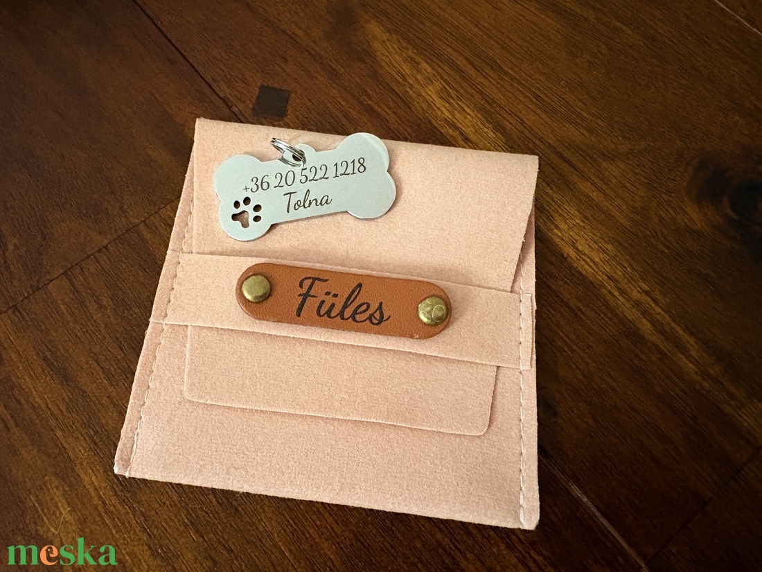 Egyedi gravírozott kutyabiléta textil tasakkal - otthon & életmód - kisállatoknak - kutyáknak - kutya biléta - Meska.hu