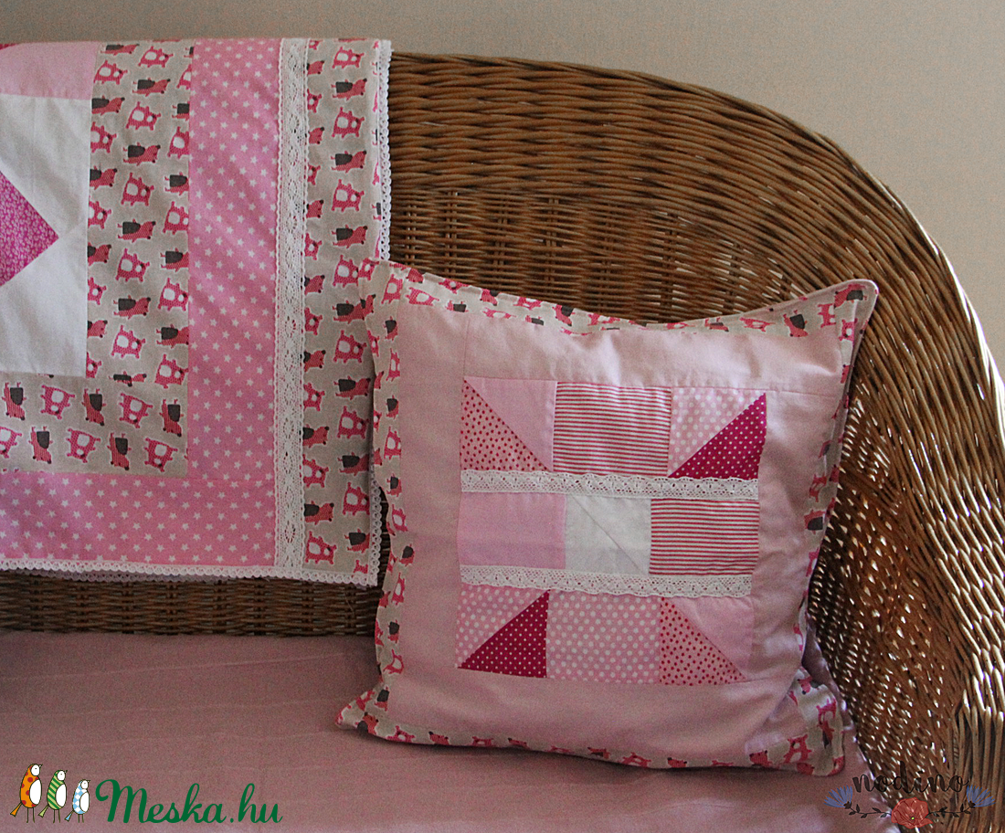 Rózsaszín patchwork párnahuzat csipke díszítéssel, mackó mintával (46 x 46 cm) - otthon & életmód - babaszoba, gyerekszoba - gyerek díszpárna - Meska.hu Rózsaszín patchwork párnahuzat csipke díszítéssel, mackó mintával (46 x 46 cm) - otthon & életmód - babaszoba, gyerekszoba - gyerek díszpárna - Meska.hu