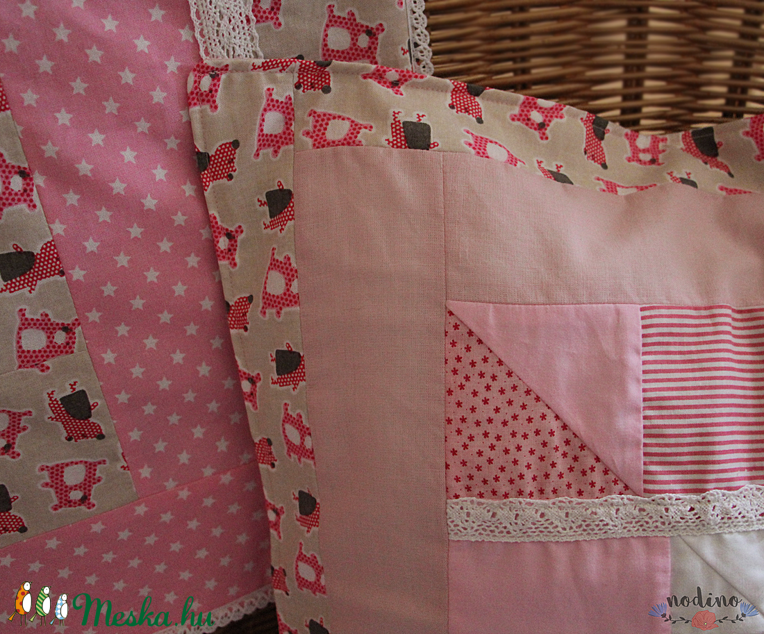 Rózsaszín patchwork párnahuzat csipke díszítéssel, mackó mintával (46 x 46 cm) - otthon & életmód - babaszoba, gyerekszoba - gyerek díszpárna - Meska.hu Rózsaszín patchwork párnahuzat csipke díszítéssel, mackó mintával (46 x 46 cm) - otthon & életmód - babaszoba, gyerekszoba - gyerek díszpárna - Meska.hu