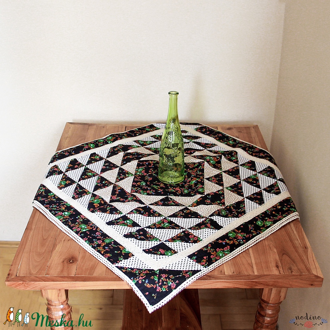 Négyszögletes virágmintás patchwork terítő csipkével dekorálva (fekete, fehér, zöld, narancssárga) 83 x 83 cm - otthon & életmód - konyhafelszerelés, tálalás - Meska.hu Négyszögletes virágmintás patchwork terítő csipkével dekorálva (fekete, fehér, zöld, narancssárga) 83 x 83 cm - otthon & életmód - konyhafelszerelés, tálalás - Meska.hu
