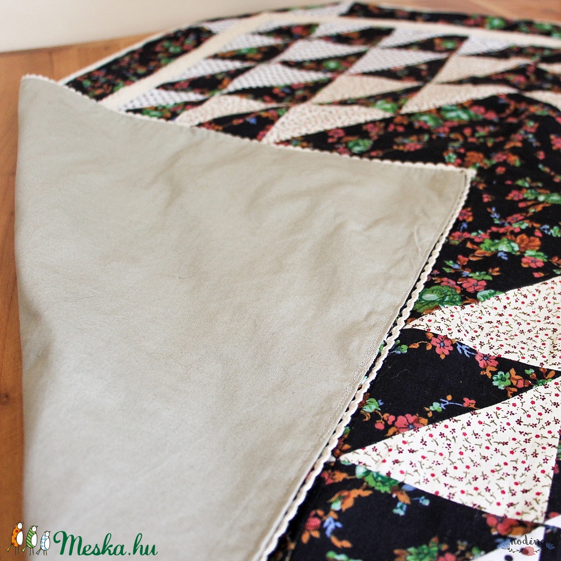Négyszögletes virágmintás patchwork terítő csipkével dekorálva (fekete, fehér, zöld, narancssárga) 83 x 83 cm - otthon & életmód - konyhafelszerelés, tálalás - Meska.hu Négyszögletes virágmintás patchwork terítő csipkével dekorálva (fekete, fehér, zöld, narancssárga) 83 x 83 cm - otthon & életmód - konyhafelszerelés, tálalás - Meska.hu