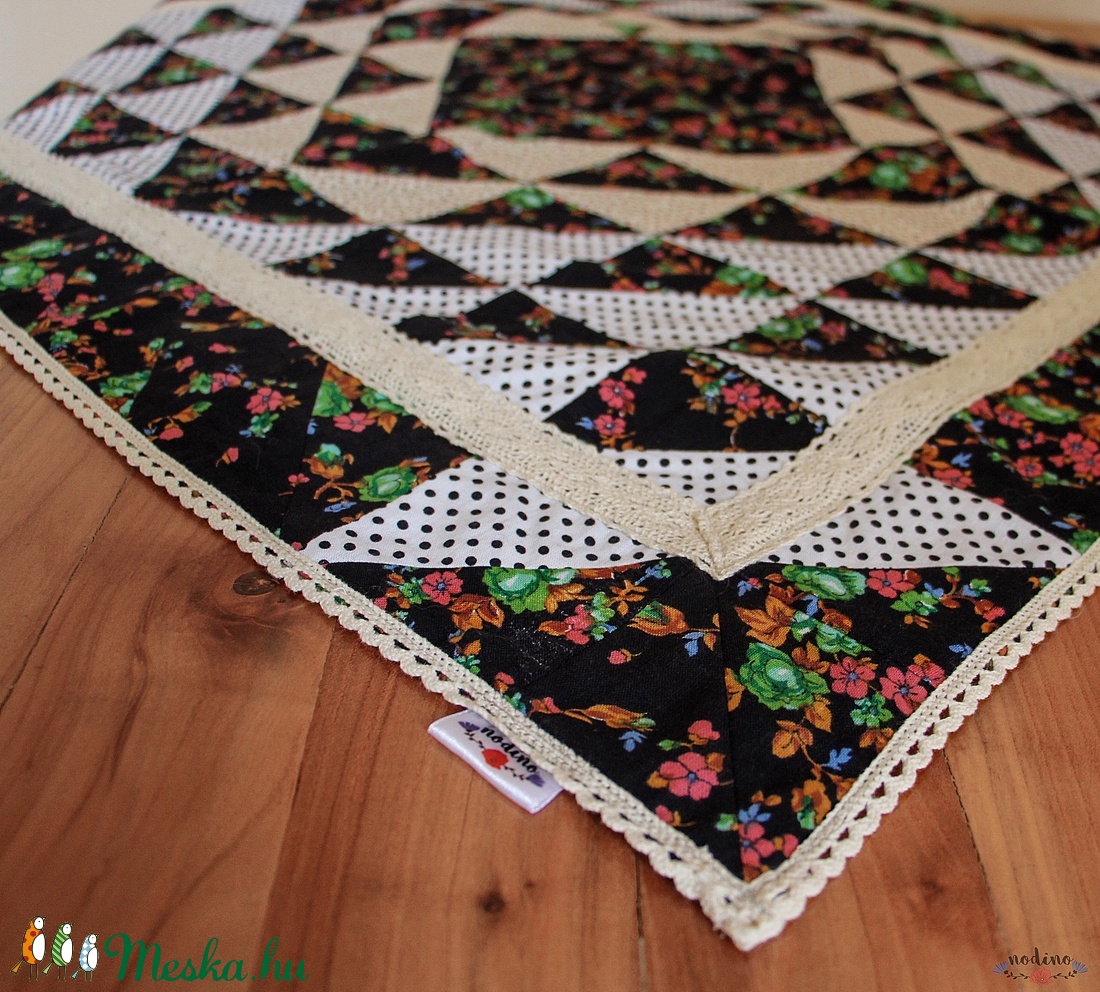 Négyszögletes virágmintás patchwork terítő csipkével dekorálva (fekete, fehér, zöld, narancssárga) 83 x 83 cm - otthon & életmód - konyhafelszerelés, tálalás - Meska.hu Négyszögletes virágmintás patchwork terítő csipkével dekorálva (fekete, fehér, zöld, narancssárga) 83 x 83 cm - otthon & életmód - konyhafelszerelés, tálalás - Meska.hu