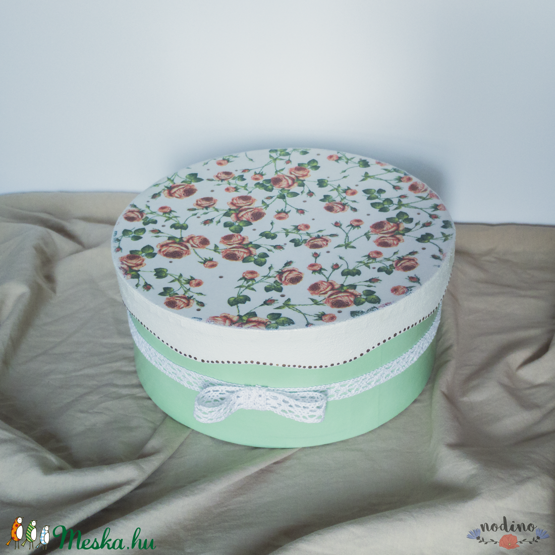 Zöld színű, köralakú örökrózsa doboz csipkével díszítve. Illatos filc rózsák, rosebox - otthon & lakás - dekoráció - Meska.hu Zöld színű, köralakú örökrózsa doboz csipkével díszítve. Illatos filc rózsák, rosebox - otthon & lakás - dekoráció - Meska.hu