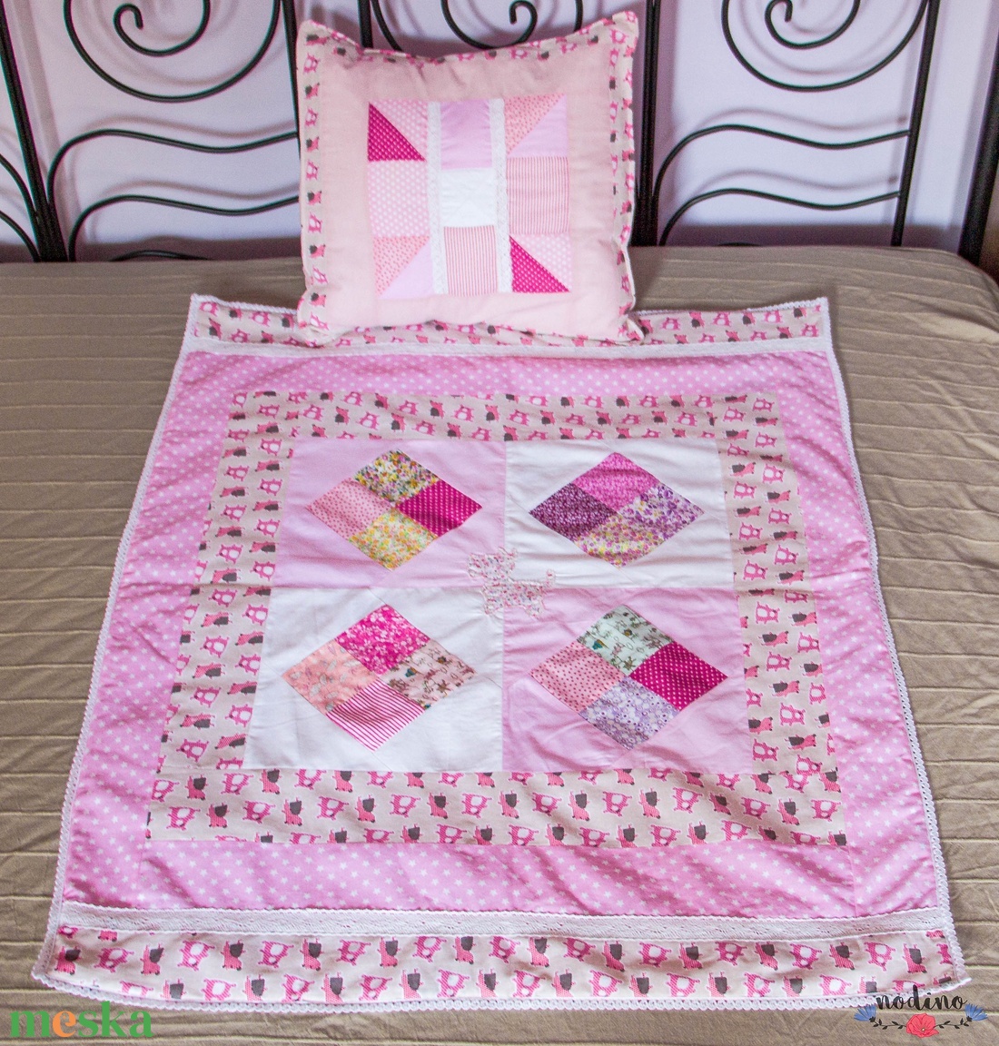 Csipkés rózsaszín patchwork babatakaró, applikált kutya mintával, mackó mintával (100 x 82 cm) - otthon & életmód - babaszoba, gyerekszoba - babatakaró, gyerek pléd - Meska.hu Csipkés rózsaszín patchwork babatakaró, applikált kutya mintával, mackó mintával (100 x 82 cm) - otthon & életmód - babaszoba, gyerekszoba - babatakaró, gyerek pléd - Meska.hu