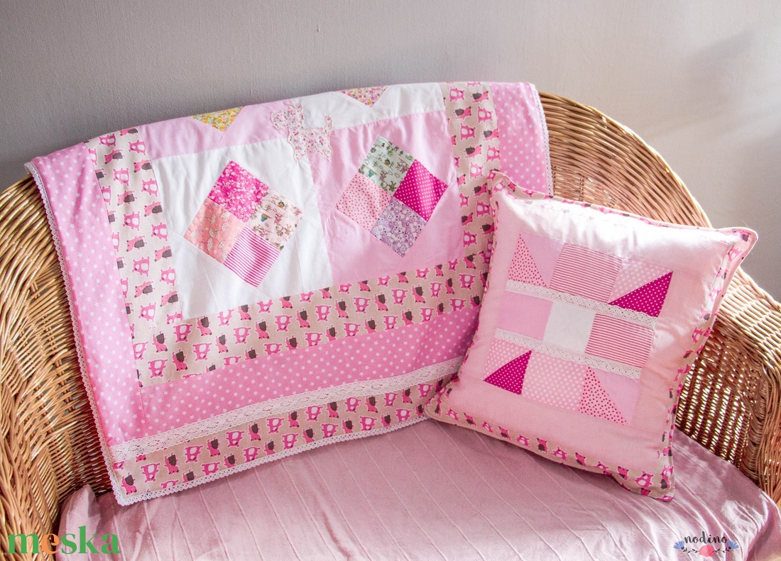 Csipkés rózsaszín patchwork babatakaró, applikált kutya mintával, mackó mintával (100 x 82 cm) - otthon & életmód - babaszoba, gyerekszoba - babatakaró, gyerek pléd - Meska.hu Csipkés rózsaszín patchwork babatakaró, applikált kutya mintával, mackó mintával (100 x 82 cm) - otthon & életmód - babaszoba, gyerekszoba - babatakaró, gyerek pléd - Meska.hu