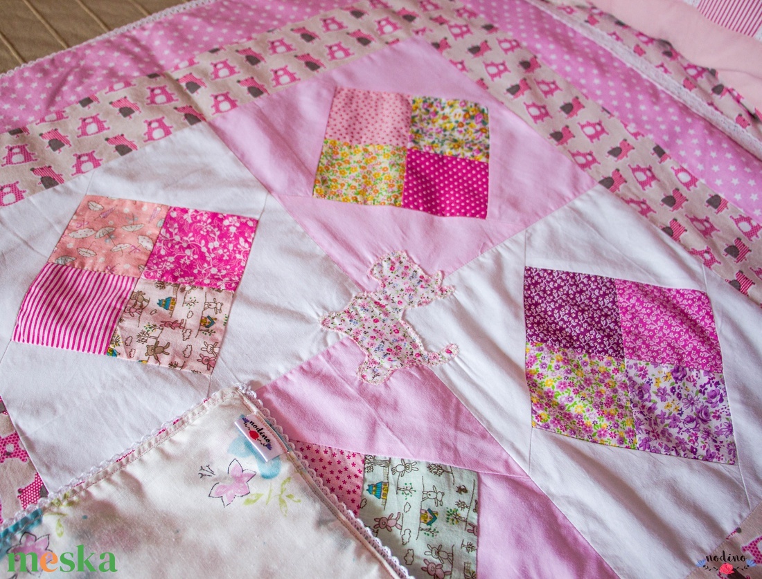 Csipkés rózsaszín patchwork babatakaró, applikált kutya mintával, mackó mintával (100 x 82 cm) - otthon & életmód - babaszoba, gyerekszoba - babatakaró, gyerek pléd - Meska.hu Csipkés rózsaszín patchwork babatakaró, applikált kutya mintával, mackó mintával (100 x 82 cm) - otthon & életmód - babaszoba, gyerekszoba - babatakaró, gyerek pléd - Meska.hu