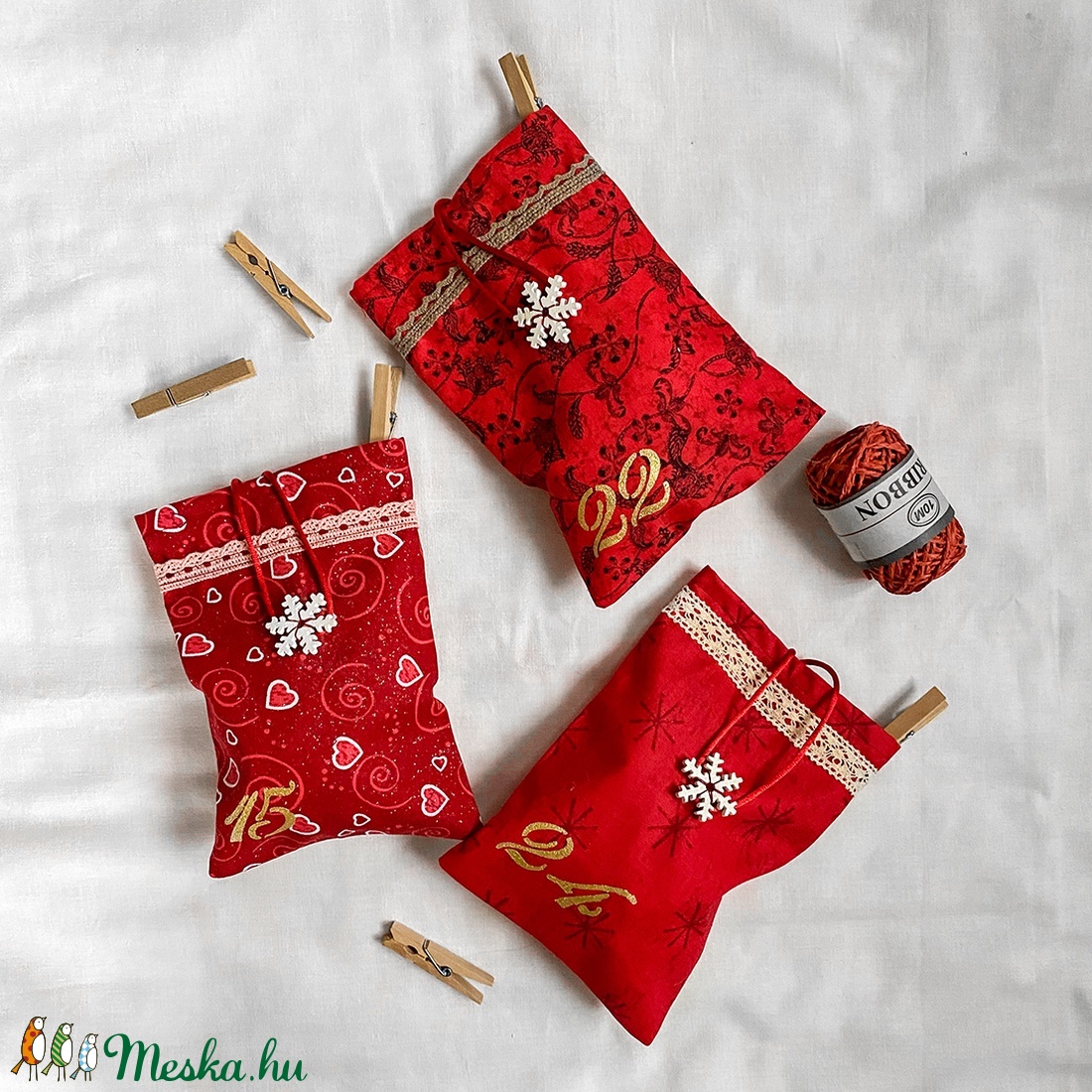 Adventi naptár, akasztós piros zacskók, csipke díszítéssel és hópehely figurákkal, dekoráció (24 darab) - karácsony - Meska.hu Adventi naptár, akasztós piros zacskók, csipke díszítéssel és hópehely figurákkal, dekoráció (24 darab) - karácsony - Meska.hu