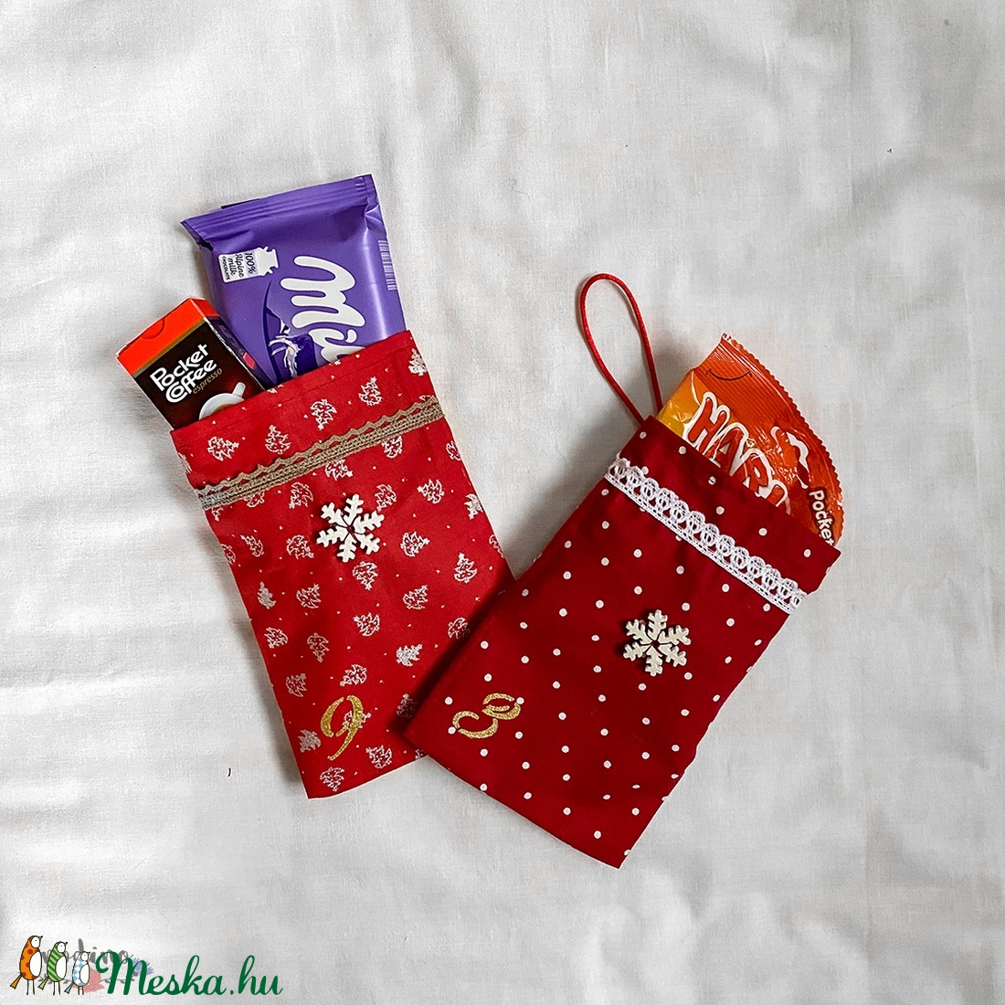Adventi naptár, akasztós piros zacskók, csipke díszítéssel és hópehely figurákkal, dekoráció (24 darab) - karácsony - Meska.hu Adventi naptár, akasztós piros zacskók, csipke díszítéssel és hópehely figurákkal, dekoráció (24 darab) - karácsony - Meska.hu