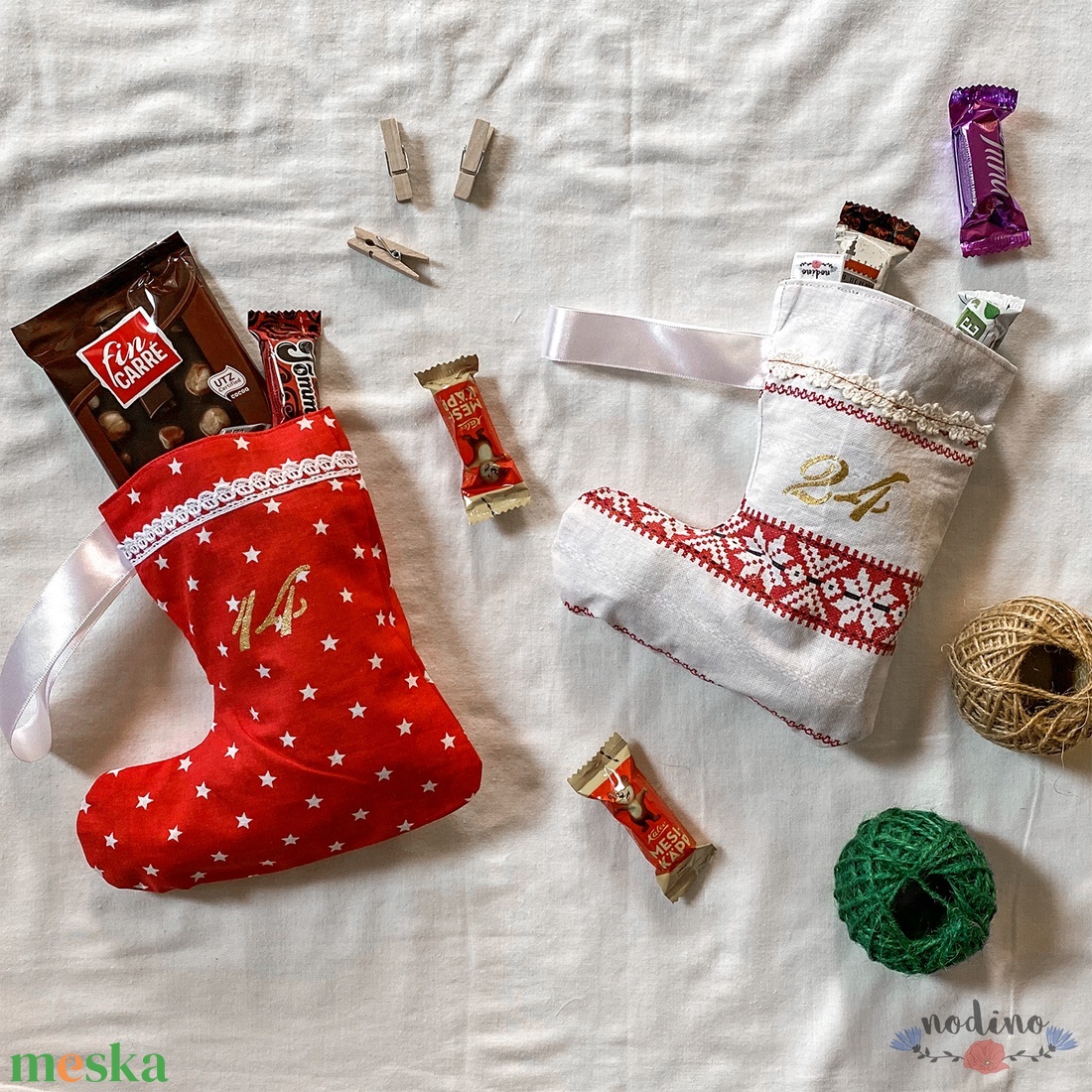 Adventi naptár, akasztós  piros fehér csizma naptár, csipke díszítéssel, karácsonyi dekoráció (24 darab) - karácsony - adventi díszek - adventi naptár - Meska.hu