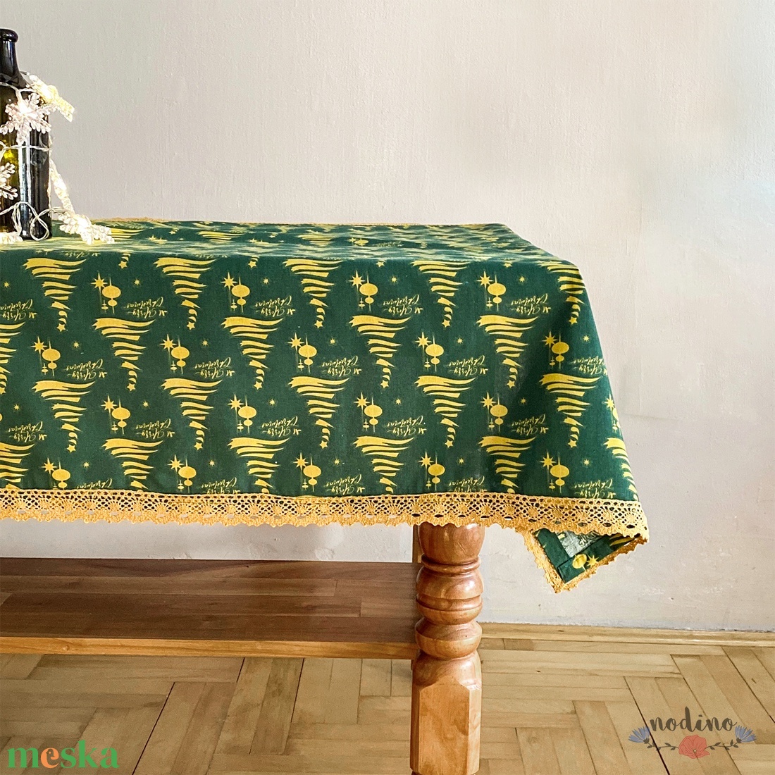 Karácsonyi, adventi csipke szegélyes zöld terítő, arany fenyőfa mintával, arany csipke szegéllyel (98x90cm) - karácsony - karácsonyi lakásdekoráció - Meska.hu Karácsonyi, adventi csipke szegélyes zöld terítő, arany fenyőfa mintával, arany csipke szegéllyel (98x90cm) - karácsony - karácsonyi lakásdekoráció - Meska.hu