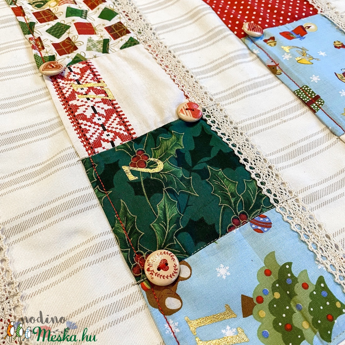 Zsebes adventi naptár, akasztós, csipke díszítéssel és mintás gombokkal, arany számokkal - karácsony - adventi díszek - adventi naptár - Meska.hu Zsebes adventi naptár, akasztós, csipke díszítéssel és mintás gombokkal, arany számokkal - karácsony - adventi díszek - adventi naptár - Meska.hu