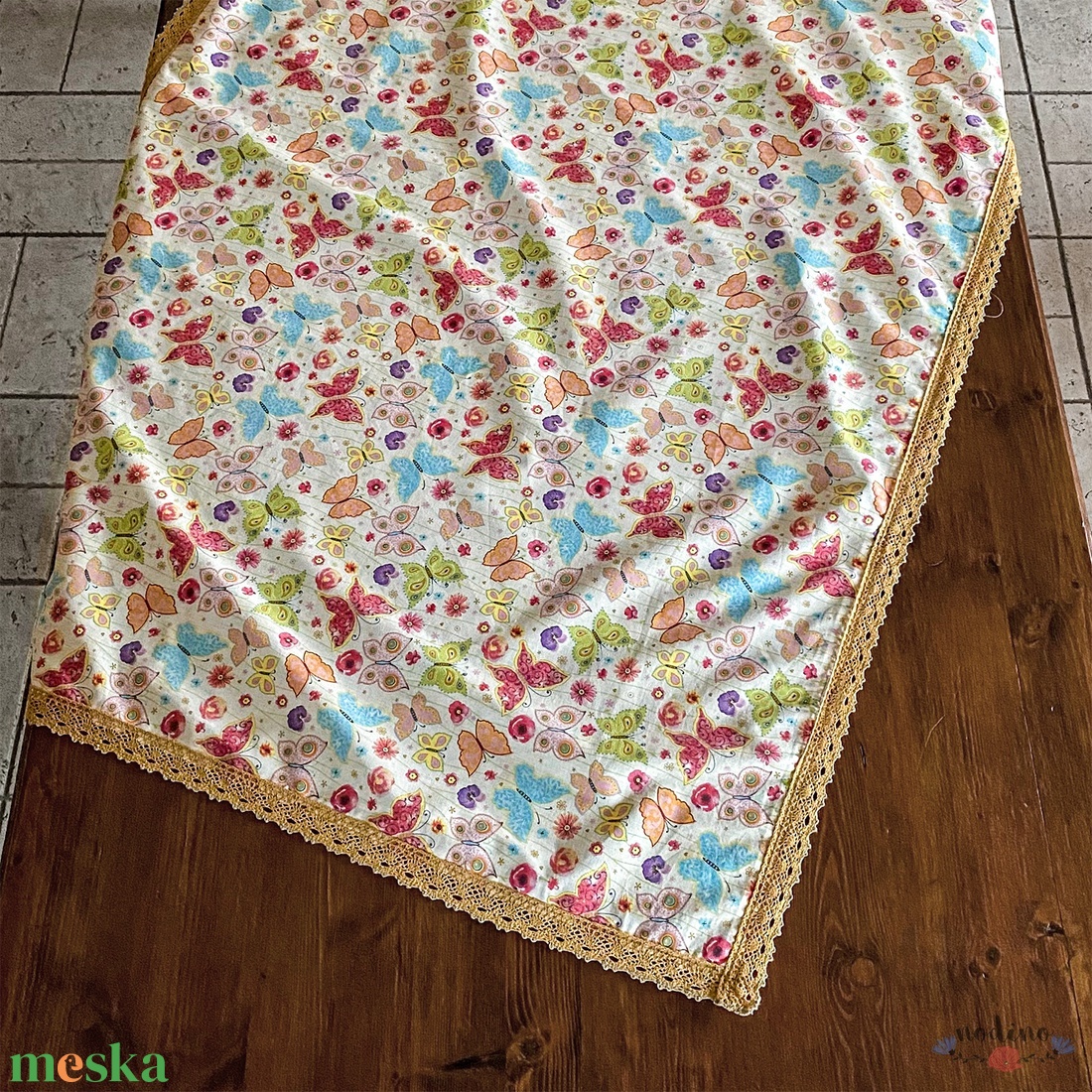 Tavaszi csipke szegélyes terítő, pillangó mintával és arany csipkével (90 x 140cm) - otthon & életmód - dekoráció - asztal és polc dekoráció - asztaldísz - Meska.hu Tavaszi csipke szegélyes terítő, pillangó mintával és arany csipkével (90 x 140cm) - otthon & életmód - dekoráció - asztal és polc dekoráció - asztaldísz - Meska.hu