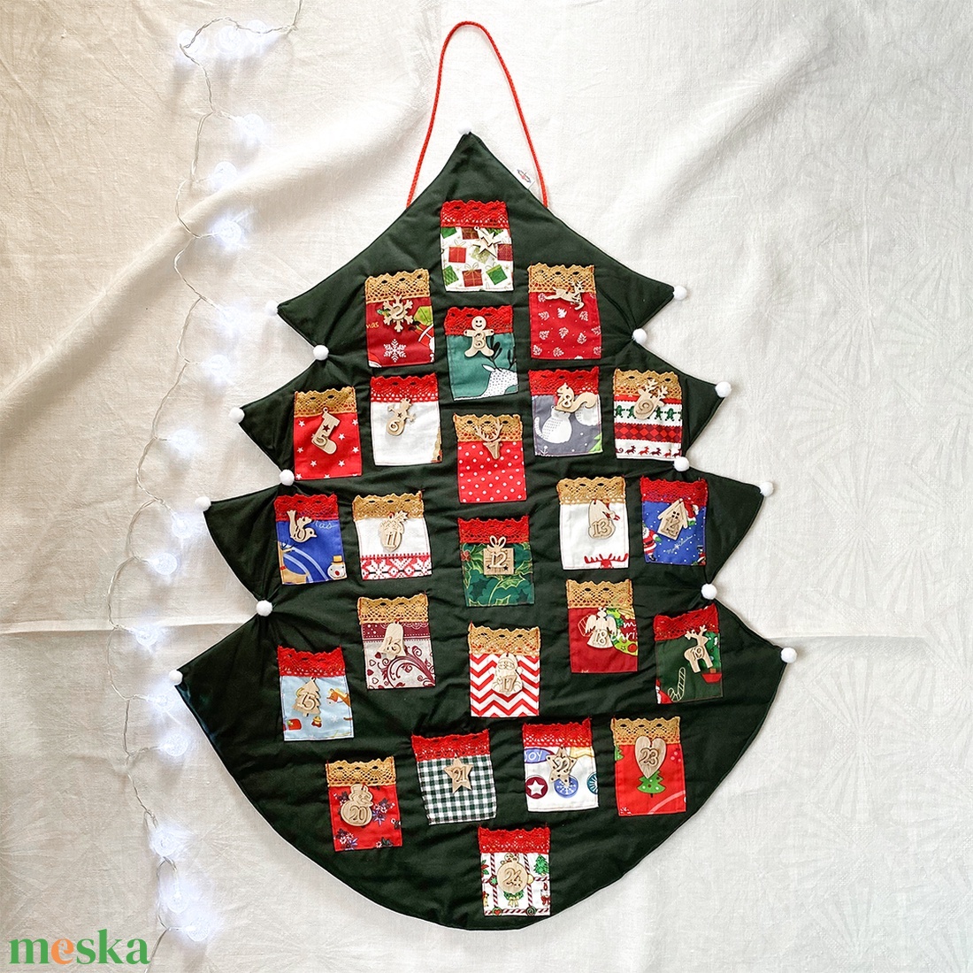 Zsebes adventi naptár, sötétzöld karácsonyfa alakú, ünnepi figurás fa számokkal, arany csipkével, akasztós - karácsony - adventi díszek - adventi naptár - Meska.hu Zsebes adventi naptár, sötétzöld karácsonyfa alakú, ünnepi figurás fa számokkal, arany csipkével, akasztós - karácsony - adventi díszek - adventi naptár - Meska.hu
