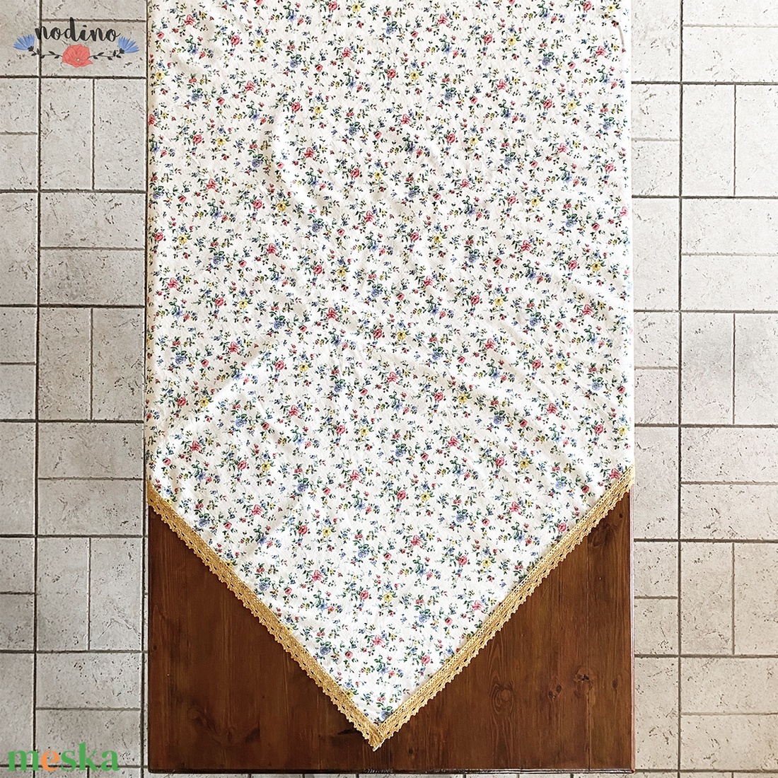 Apró virág mintás vidám terítő arany színű csipke szegéllyel (135 x 135cm) - otthon & életmód - konyhafelszerelés, tálalás - tálalás - terítő - Meska.hu Apró virág mintás vidám terítő arany színű csipke szegéllyel (135 x 135cm) - otthon & életmód - konyhafelszerelés, tálalás - tálalás - terítő - Meska.hu