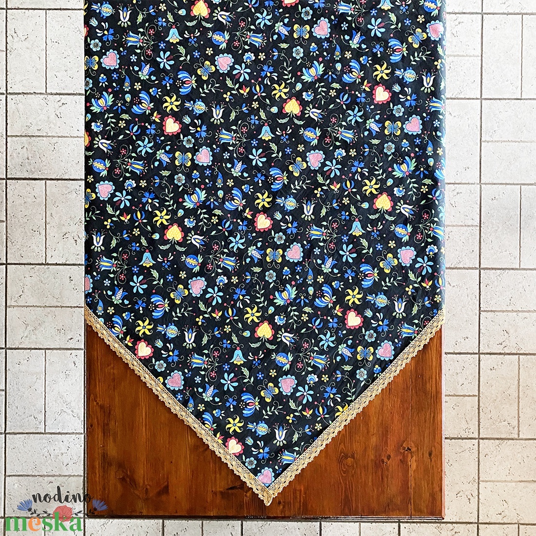 Vidám virág mintás terítő arany színű csipke szegéllyel (130 x 130cm) - otthon & életmód - konyhafelszerelés, tálalás - tálalás - terítő - Meska.hu