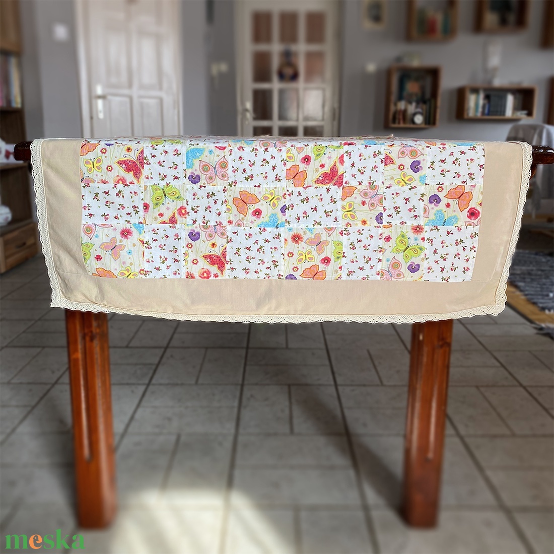 Pillangós, virágos patchwork terítő natúr csipke szegéllyel (78 x 145cm) - otthon & életmód - konyhafelszerelés, tálalás - tálalás - terítő - Meska.hu Pillangós, virágos patchwork terítő natúr csipke szegéllyel (78 x 145cm) - otthon & életmód - konyhafelszerelés, tálalás - tálalás - terítő - Meska.hu