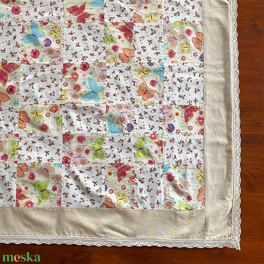 Pillangós, virágos patchwork terítő natúr csipke szegéllyel (78 x 145cm) - otthon & életmód - konyhafelszerelés, tálalás - tálalás - terítő - Meska.hu Pillangós, virágos patchwork terítő natúr csipke szegéllyel (78 x 145cm) - otthon & életmód - konyhafelszerelés, tálalás - tálalás - terítő - Meska.hu