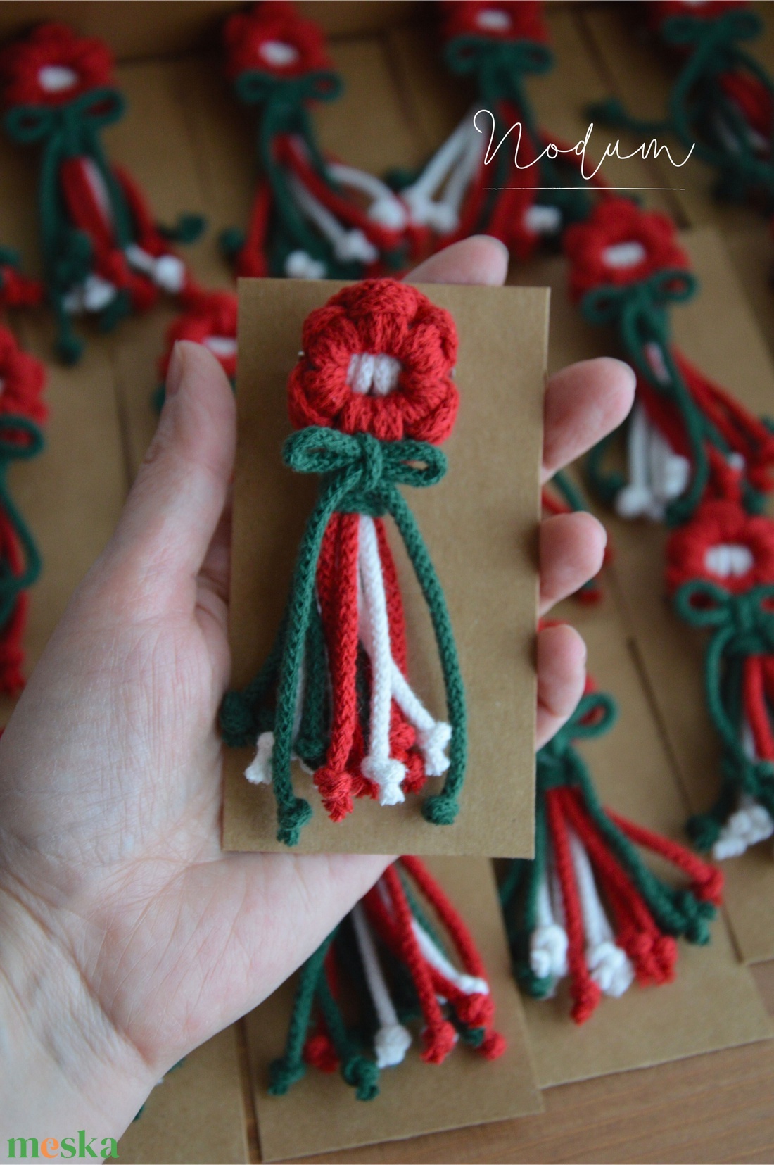 Kokárda (makramé virág kitűző, nemzeti színekben) - ékszer - kitűző és bross - Meska.hu