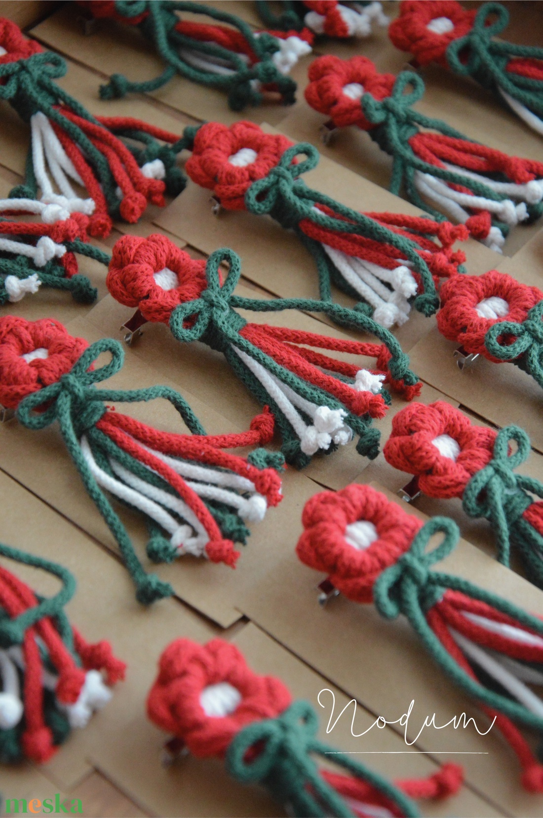 Kokárda (makramé virág kitűző, nemzeti színekben) - ékszer - kitűző és bross - Meska.hu