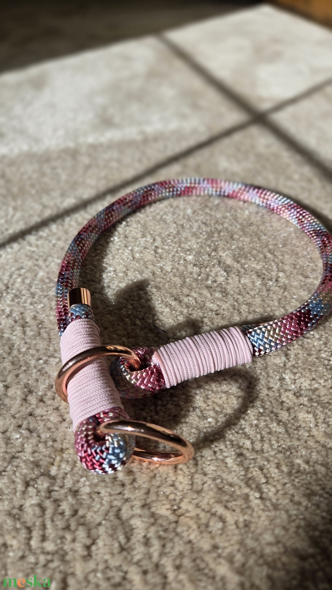 Rose Gold Elegance � Kézműves Kötélpóráz, Kötél Nyakkörv és Paracord Biltartó Szett M-es - otthon & életmód - kisállatoknak - kutyáknak - kutya nyakörv, póráz szett - Meska.hu