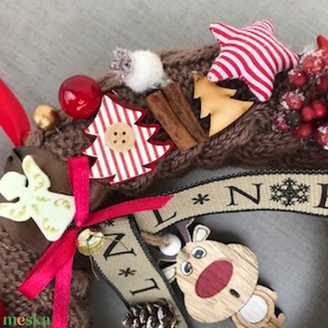 Kézzel kötött egyedi mókás rénszarvasos barna piros kopogtató Noel felirattal - karácsony - karácsonyi lakásdekoráció - karácsonyi ajtódíszek - Meska.hu Kézzel kötött egyedi mókás rénszarvasos barna piros kopogtató Noel felirattal - karácsony - karácsonyi lakásdekoráció - karácsonyi ajtódíszek - Meska.hu