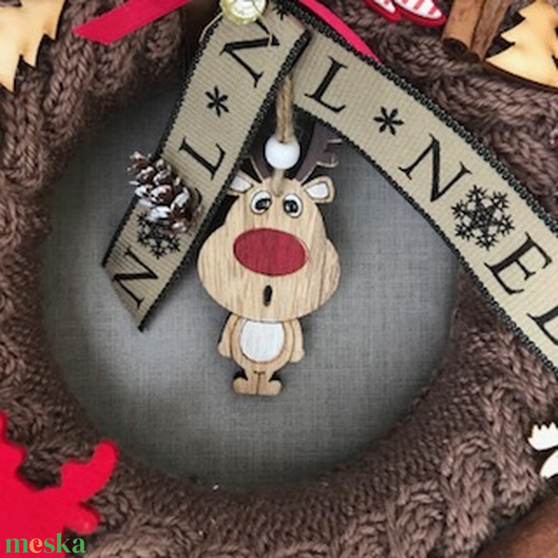 Kézzel kötött egyedi mókás rénszarvasos barna piros kopogtató Noel felirattal - karácsony - karácsonyi lakásdekoráció - karácsonyi ajtódíszek - Meska.hu