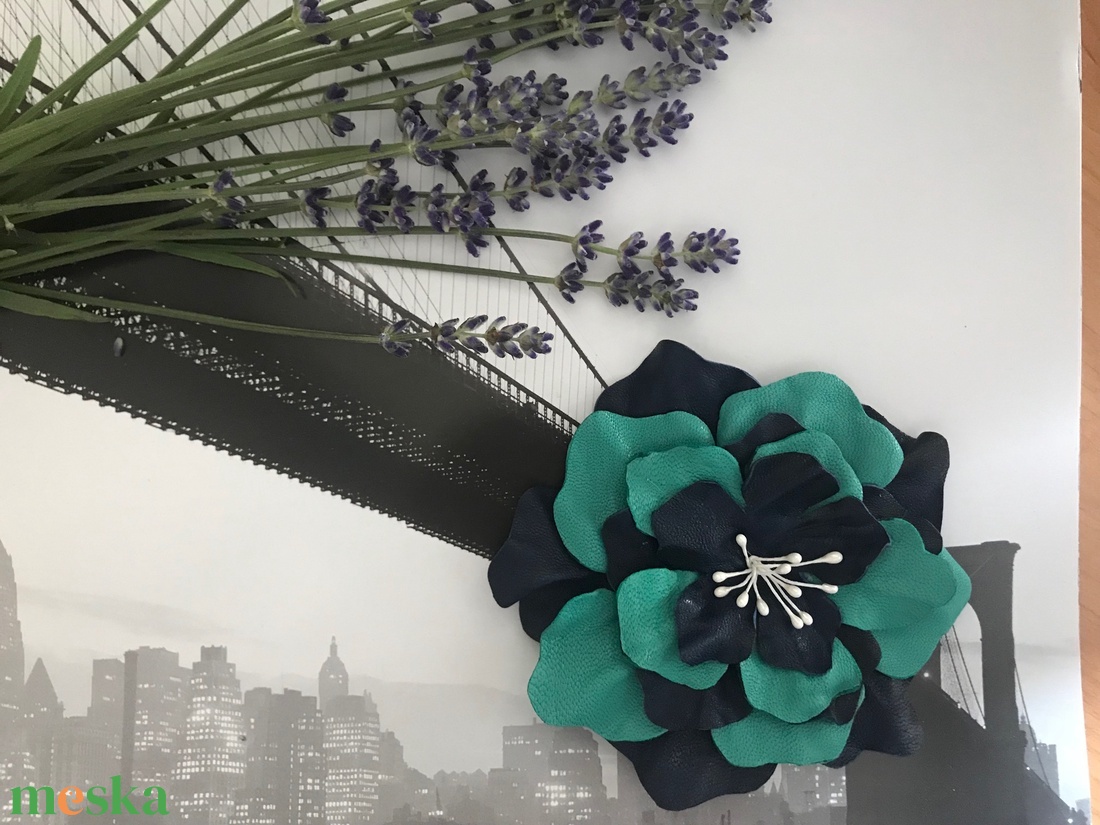 Bőr Virág bross kitűző hajdísz türkíz és sötétkék tengeri  Balatoni nyár azúr kézzel készített handmade zero waste - ékszer - kitűző és bross - Meska.hu