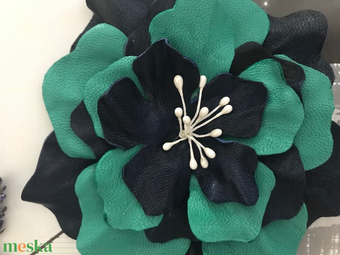 Bőr Virág bross kitűző hajdísz türkíz és sötétkék tengeri  Balatoni nyár azúr kézzel készített handmade zero waste - ékszer - kitűző és bross - Meska.hu
