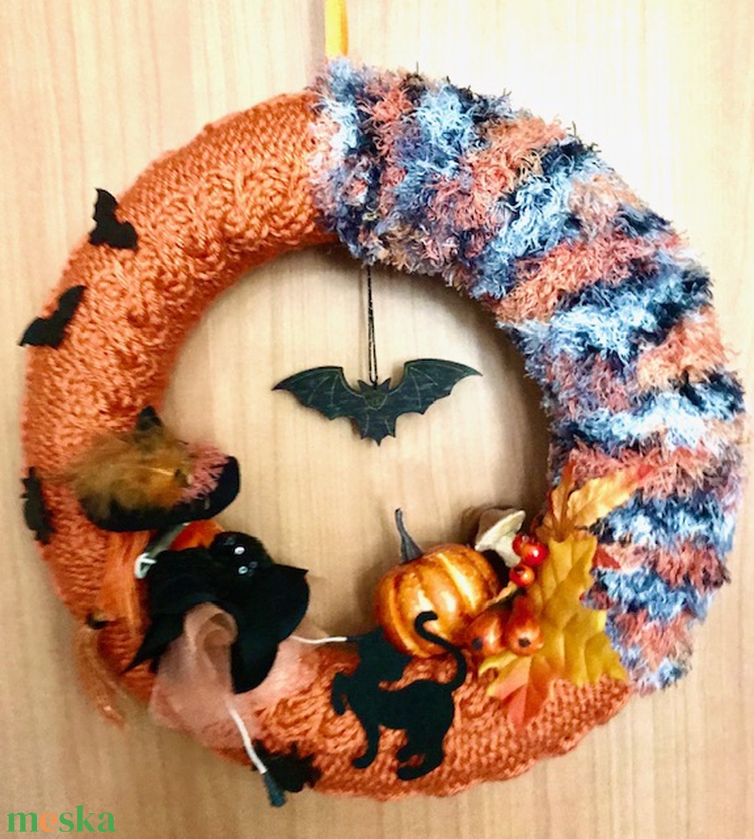 Halloween seprűn lovagoló tolldíszes kalapos boszis cicás denevéres kézzel kötött hangulatos kopogtató vagy ajtódísz - otthon & lakás - dekoráció - halloween - halloweeni ajtódíszek és ablakdíszek - Meska.hu