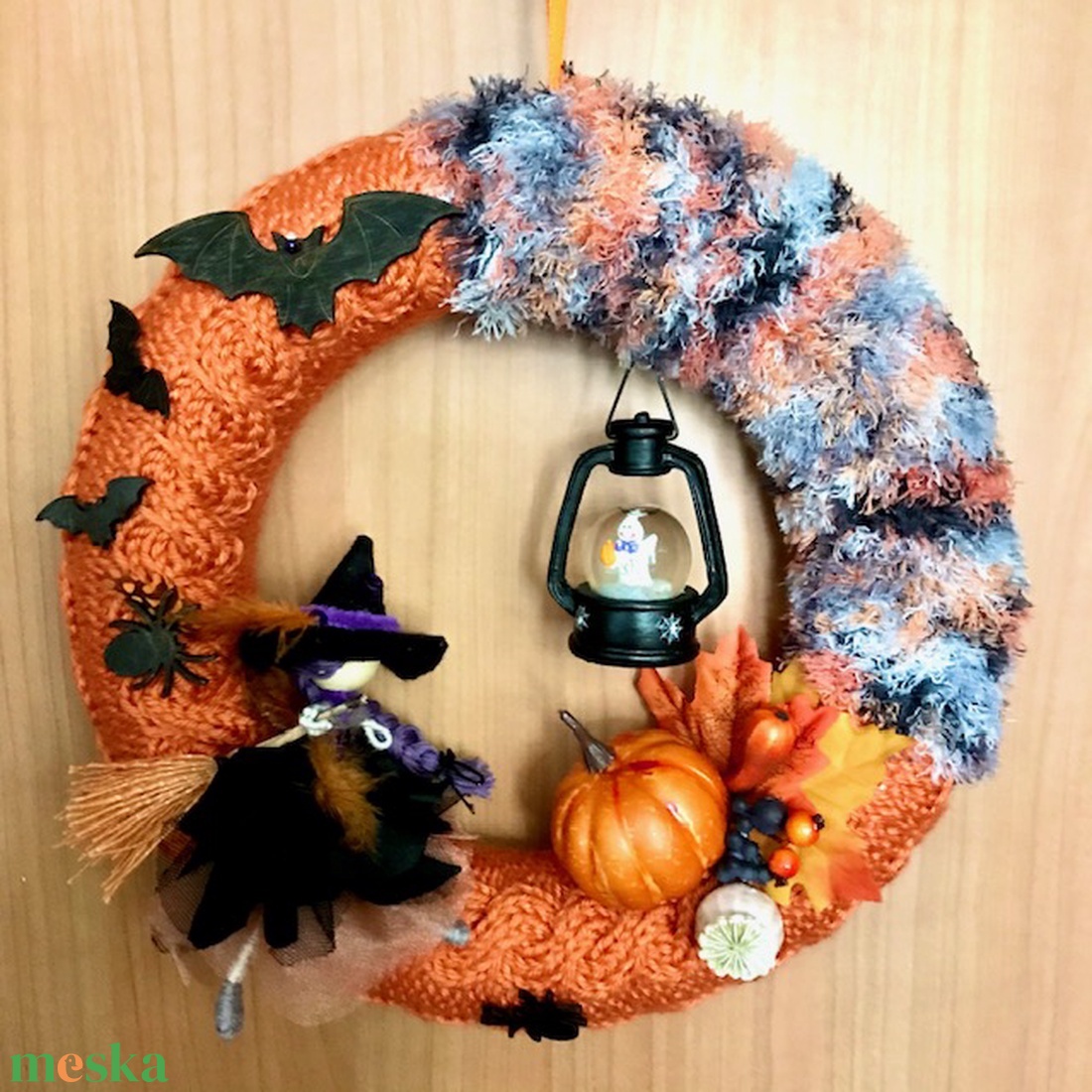 Halloween seprűn lovagoló tolldíszes kalapos boszis töklámpás denevéres kézzel kötött hangulatos kopogtató vagy ajtódísz - otthon & életmód - dekoráció - halloween - halloweeni ajtódíszek és ablakdíszek - Meska.hu Halloween seprűn lovagoló tolldíszes kalapos boszis töklámpás denevéres kézzel kötött hangulatos kopogtató vagy ajtódísz - otthon & életmód - dekoráció - halloween - halloweeni ajtódíszek és ablakdíszek - Meska.hu