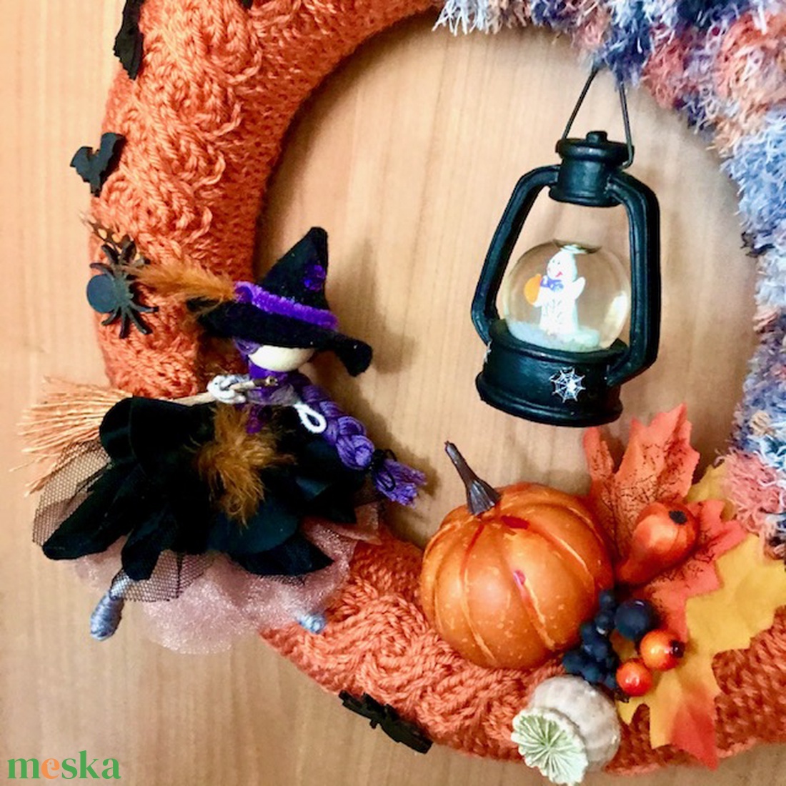 Halloween seprűn lovagoló tolldíszes kalapos boszis töklámpás denevéres kézzel kötött hangulatos kopogtató vagy ajtódísz - otthon & életmód - dekoráció - halloween - halloweeni ajtódíszek és ablakdíszek - Meska.hu Halloween seprűn lovagoló tolldíszes kalapos boszis töklámpás denevéres kézzel kötött hangulatos kopogtató vagy ajtódísz - otthon & életmód - dekoráció - halloween - halloweeni ajtódíszek és ablakdíszek - Meska.hu