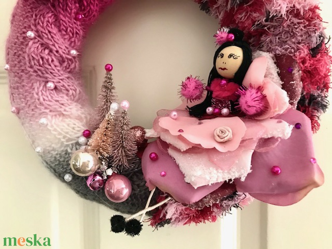 Karácsonyi kopogtató ajtódísz kézzel kötött hangulatos saját készítésű tündérrel pink  magenta rózsaszín árnyalatban - karácsony - karácsonyi lakásdekoráció - karácsonyi ajtódíszek - Meska.hu